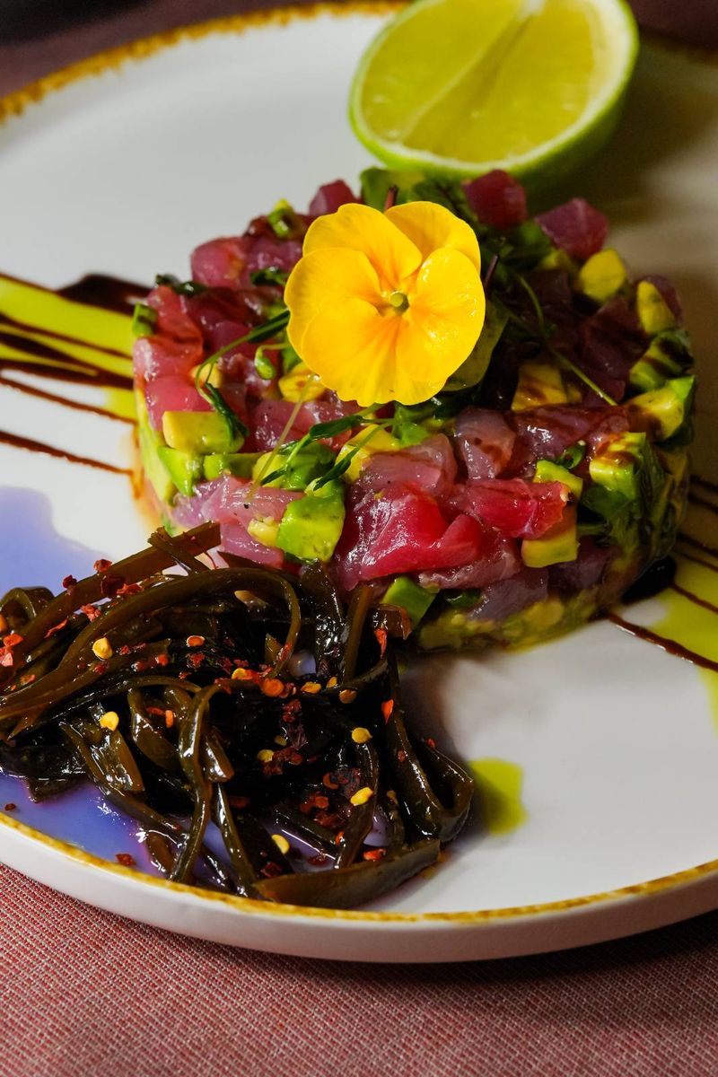 Tartar de Ton Proaspat si Avocado Acompaniat de Alge
